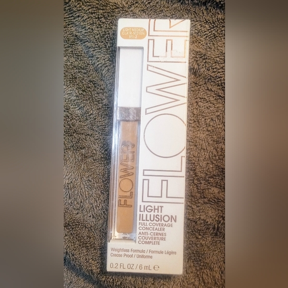 NWT Flower Light Illusion Concealer - Picture 2 of 5